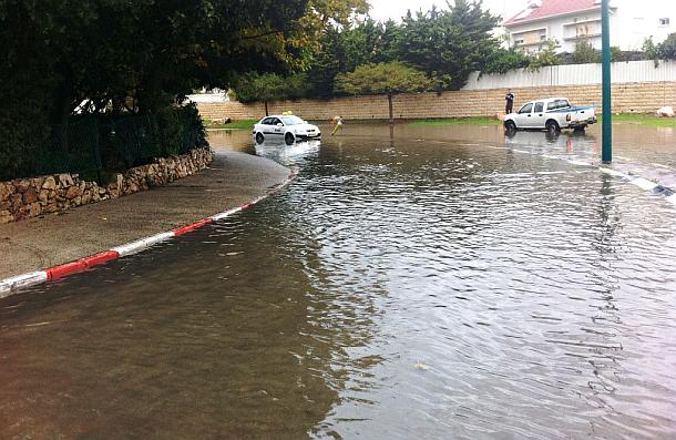 חולצו 2 לכודים ממונית שנתקעה בשלולית ענק