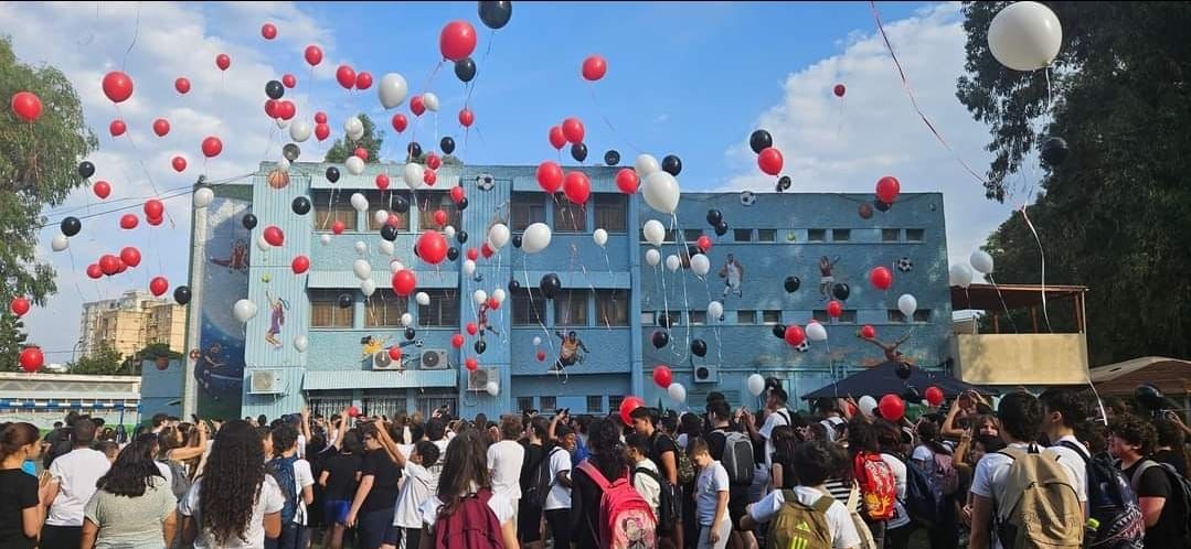 תלמידי אורט דפנה מפריחים בלונים | צילום: דוברות העירייה