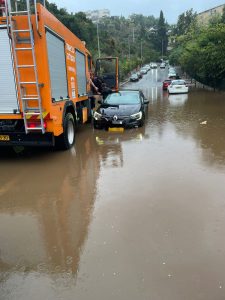 חילוץ משפחה שנתקעה עם רכבה ברחוב דרייפוס | צילום: דוברות כבאות והצלה