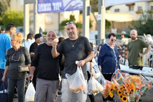 שוק עוטף בקרית אתא (צילום: דוברות העירייה)