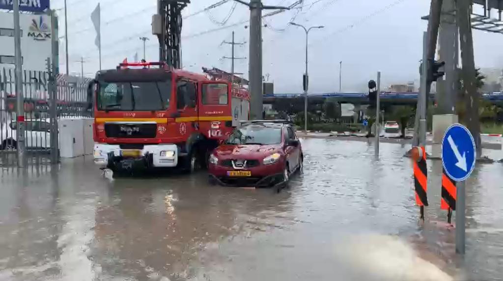 הצפות בשדרות ההסתדרות ליד הצ'ק פוסט | צילום: דוברות כבאות והצלה מחוז חוף