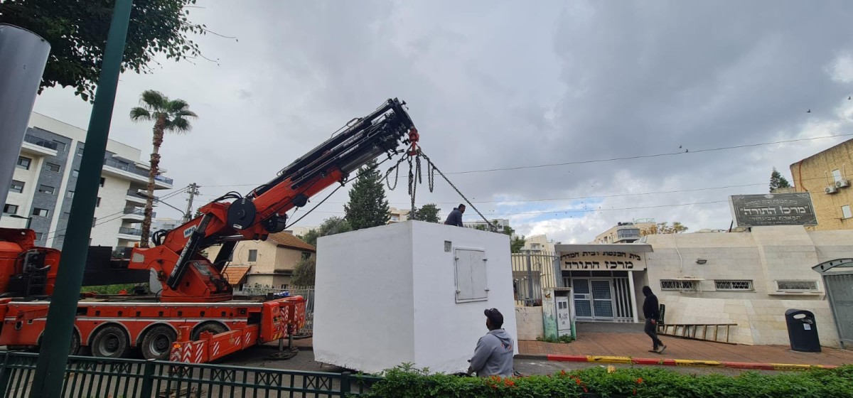 הצבת ממ"דים בגני הילדים בקרית אתא | צילום: דוברות העירייה