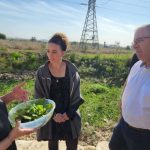 השרה עידית סילמן בסיור בנחל גדורה | צילום: דוברות העירייה