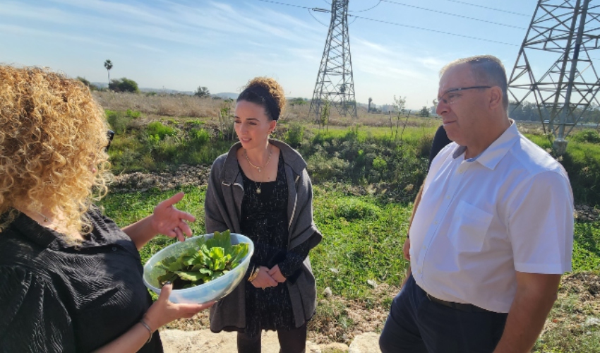 השרה עידית סילמן בסיור בנחל גדורה | צילום: דוברות העירייה