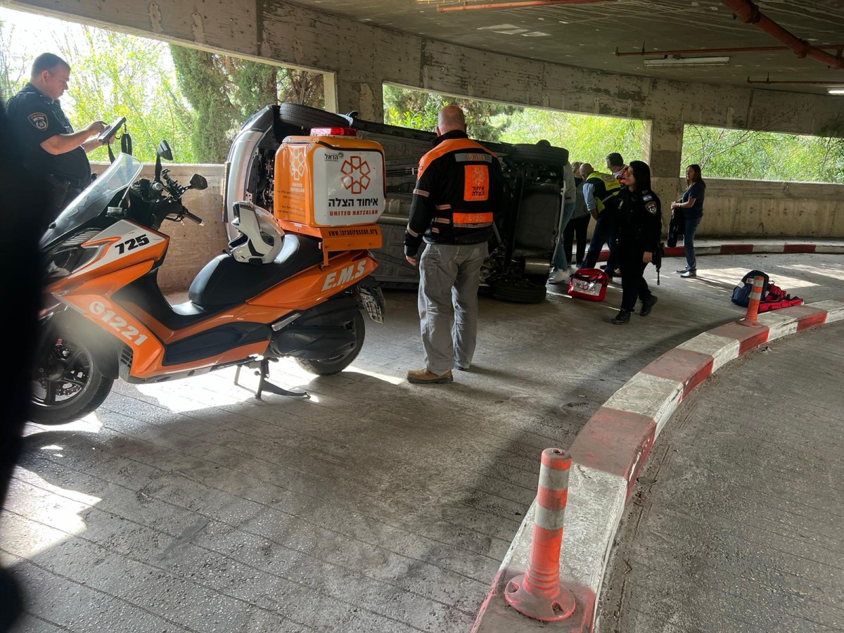 הרכב התהפך על צידו בחניון של קניון חיפה | צילום: דוברות איחוד הצלה