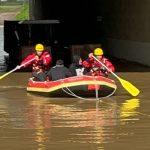 בדרך לחילוץ הגברים שנלכדו בהצפה | צילום: דוברות כבאות והצלה חוף