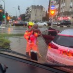 חילוץ משפחה שנתקעה עם הרכב | צילום: דוברות כבאות והצלה חוף