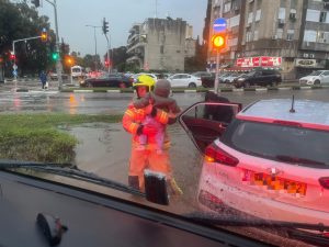 חילוץ משפחה שנתקעה עם הרכב | צילום: דוברות כבאות והצלה חוף