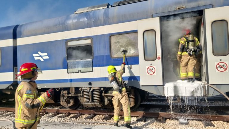 לוחמי האש פועלים במוסך הרכבת בחוף שמן | צילום: דוברות כבאות והצלה