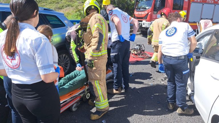 תאונה בצ'ק פוסט. חילוץ פצועה שנלכדה ברכבה | צילום: דוברות כבאות והצלה