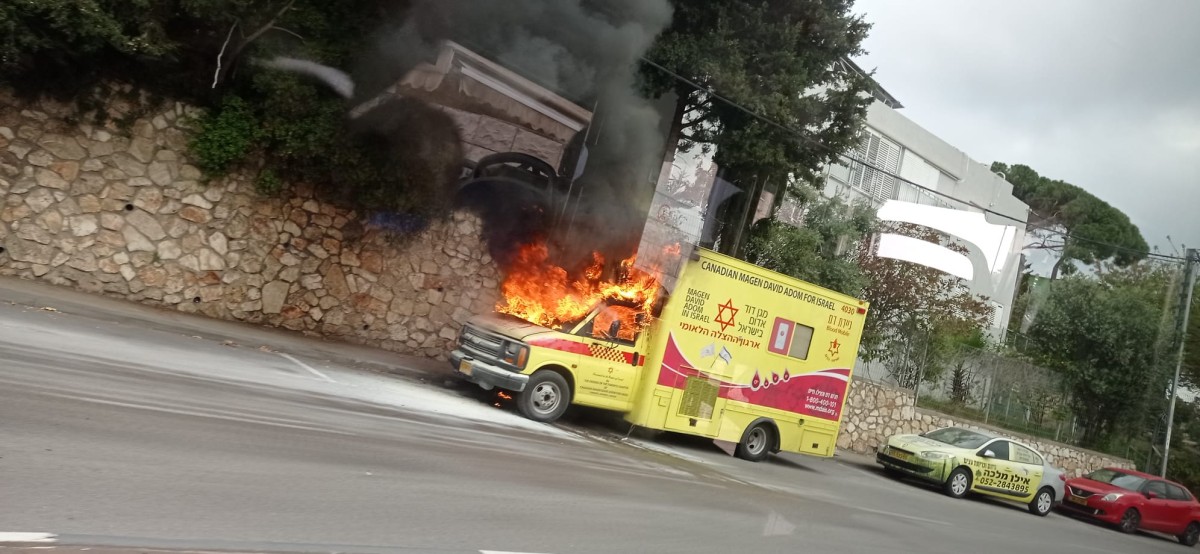 ניידת הדם של מד"א עולה בלהבות | צילום: דוברות כבאות והצלה