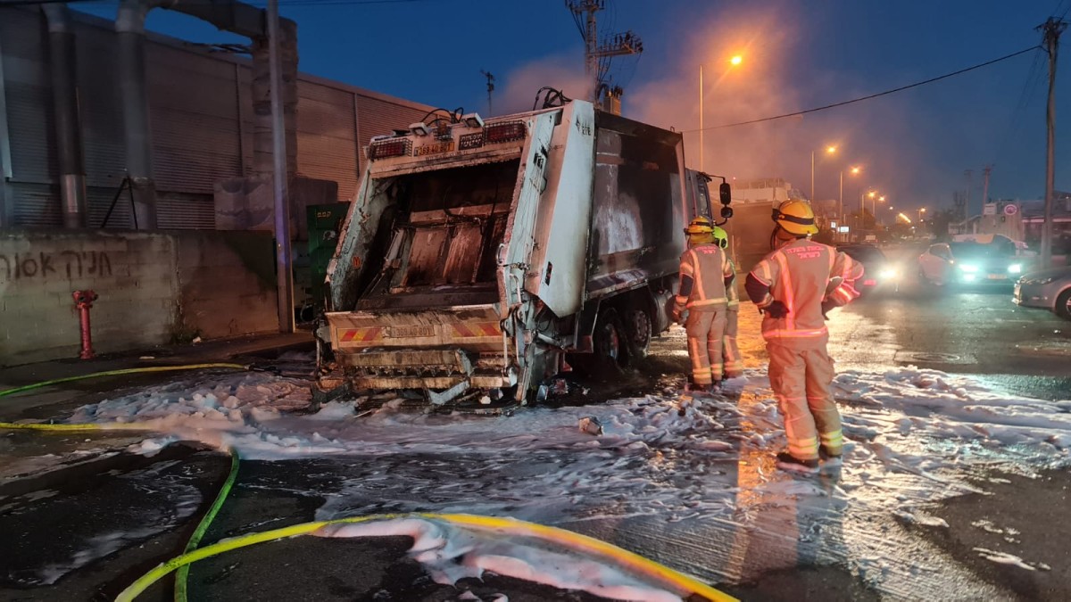 משאית אשפה בוערת בצ'ק פוסט | צילום: דוברות כבאות והצלה