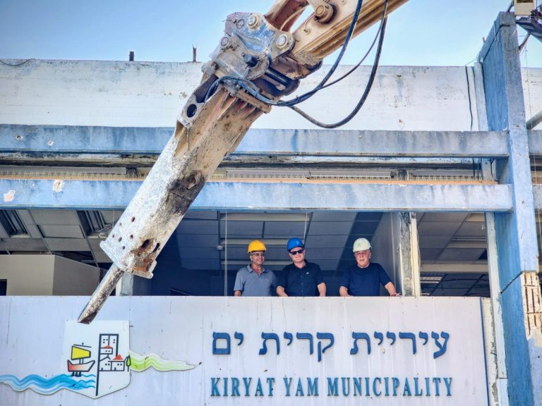 ראש העירייה דוד אבן צור, מהנדס העיר יובל ברנוב וקבלן ההריסה שלמה לוי | צילום: דוברות העירייה