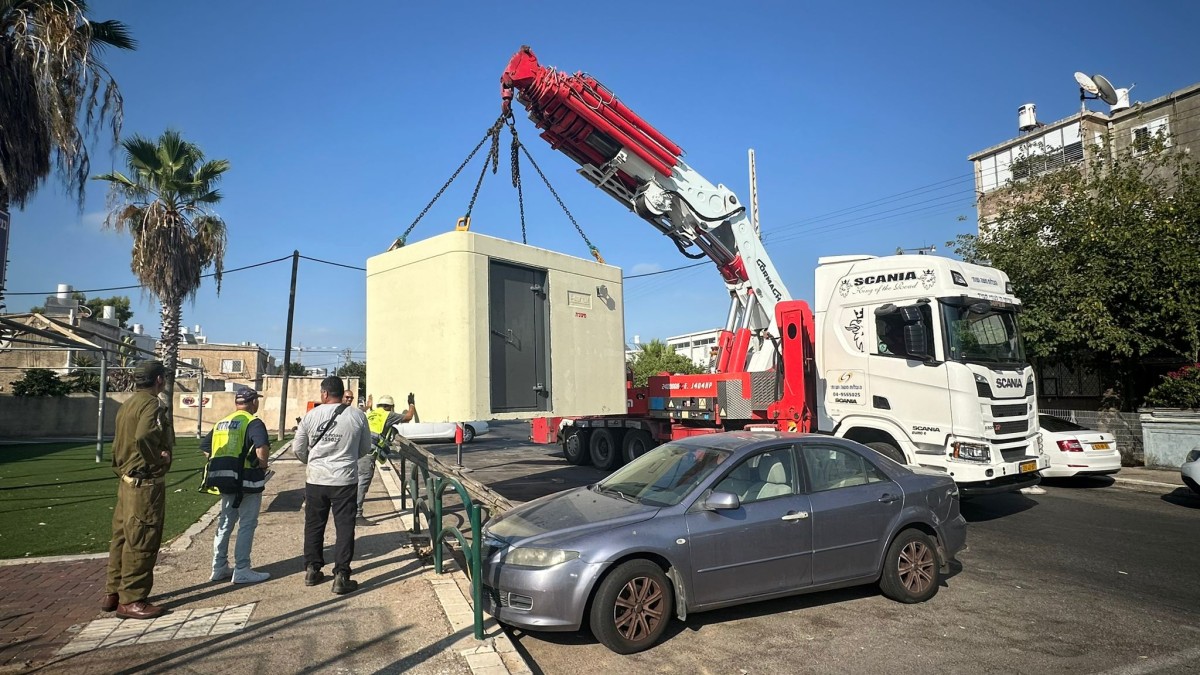 הצבת מיגונית בקרית חיים | צילום: ראובן כהן, דוברות עיריית חיפה