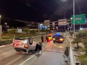 רכב התהפך סמוך למנהרות הכרמל