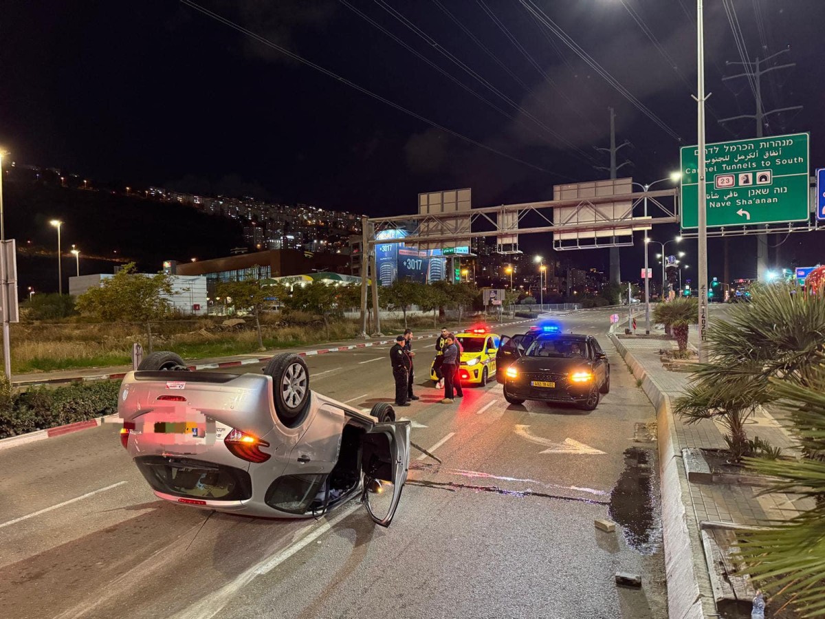 רכב התהפך סמוך למנהרות הכרמל