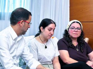 ראש העיר קרית מוצקין עם רינה יוסופוב ואמה אמיליה