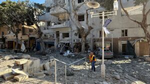 זירת נפילת הטיל האיראני בקרבת גן בנימין | צילום: ראובן כהן