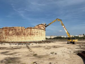 הריסת מיכל נפט ראשון בקריית חיים: תחילת פינוי 900 דונם ממפרץ חיפה