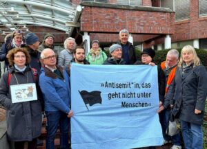 משלחת מחיפה בדיסלדורף: הפגנה מול בית המכירות שהעמיד למכירה פריטים מהשואה - ודרישה להעביר פריטי שואה למוזיאון בעיר