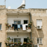 אילוסטרציה, בניין מגורים ותיק